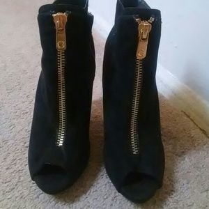 Size 8 1/2 Black Guess booties